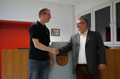 CDU Vorsitzendender Marcus Milligan gratuliert dem frisch nominierten Brgermeisterkandidaten.