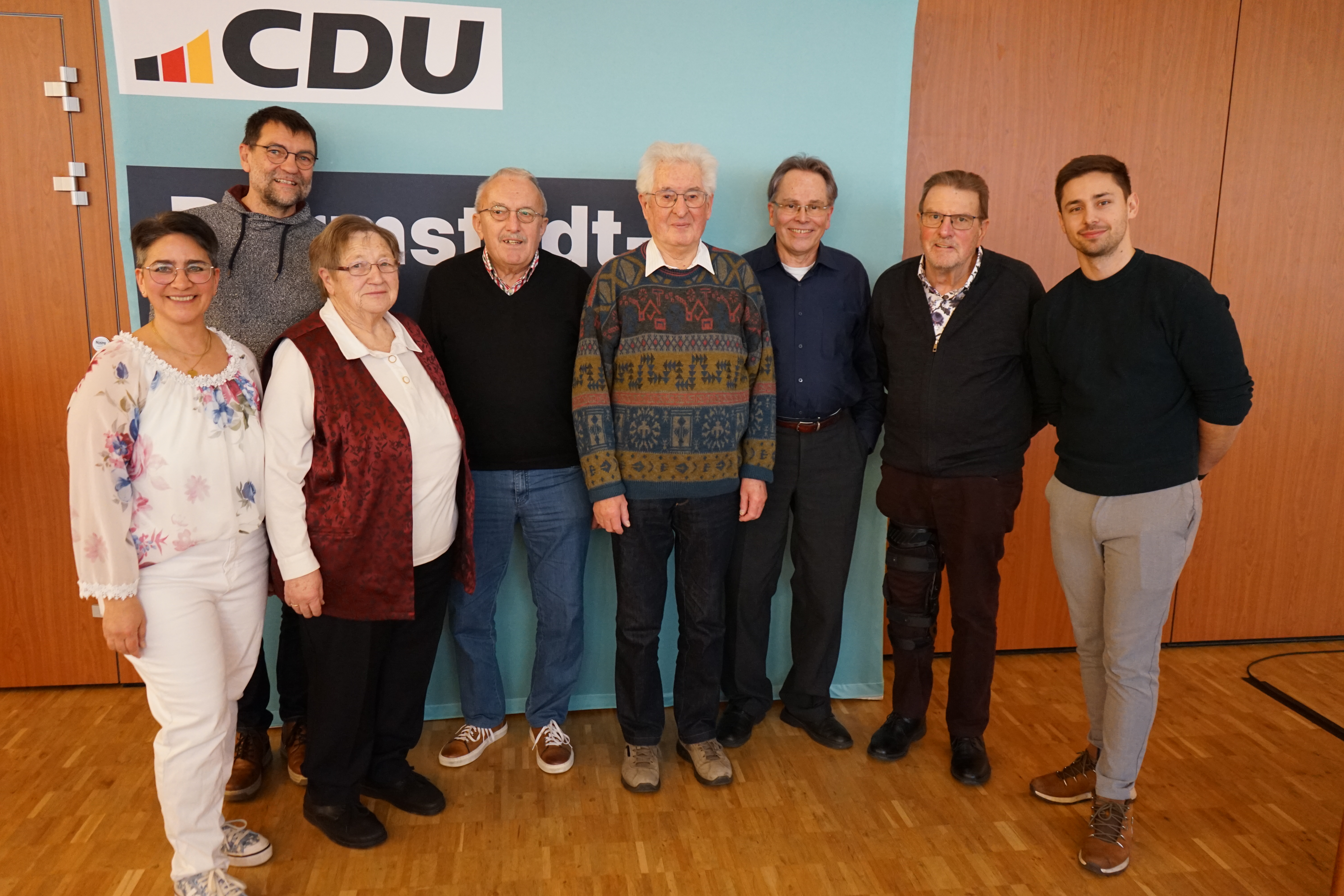 Foto (v. l. n. r.): Patricia Bombala, Matthias Maurer (30 Jahre CDU), Margarete Elster (25 Jahre CDU), Willi Wolf (30 Jahre CDU), Heinz M�ller (70 Jahre CDU), Andreas Reus (30 Jahre CDU), Walter Blank (50 Jahre CDU), Tim-Tomkin Volkert.